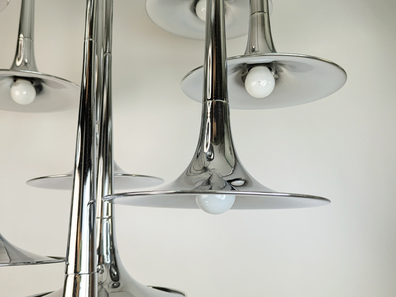 Chrome plated metal 1970s 12-lights trumpet chandelier by Reggiani_07 12-light tromba chandelier, Goffredo Reggiani for Reggiani illuminazione, 1960-70s Chrome Plated Metal & Brass